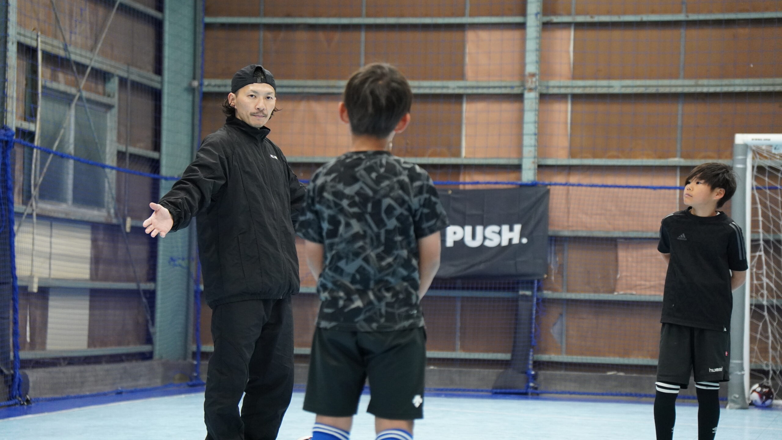 フットサルで練習する子どもたち